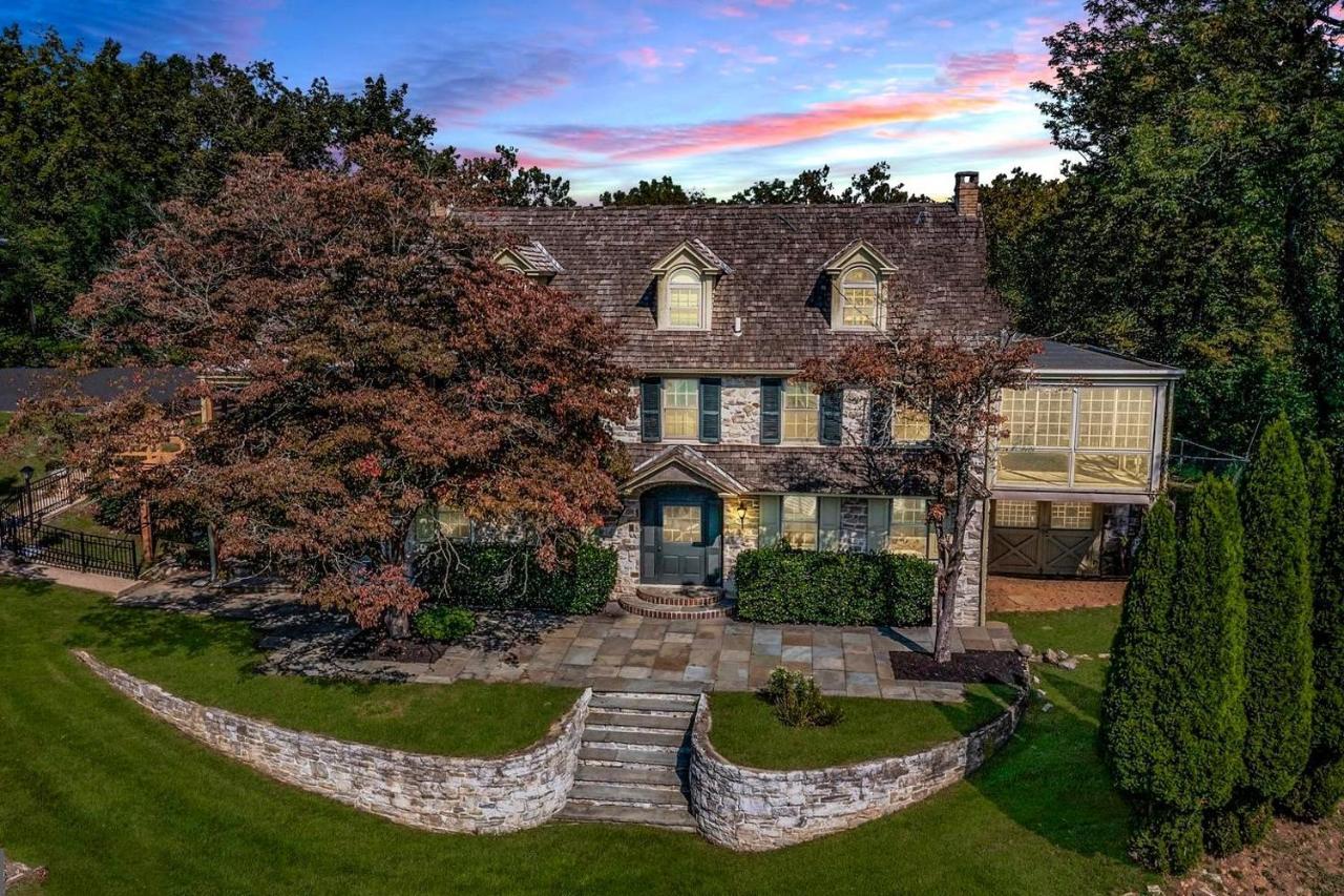 Downingtown Manor - 1900S Farmhouse With Creek Views Luaran gambar